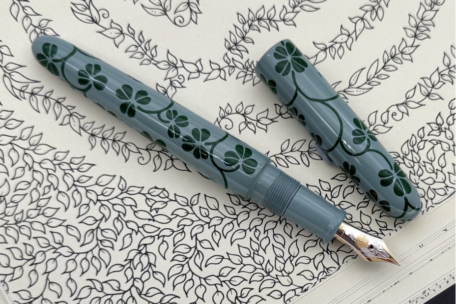Nakaya Cigar Portable Clover Arabesque Motif in Midori Fountain Pen