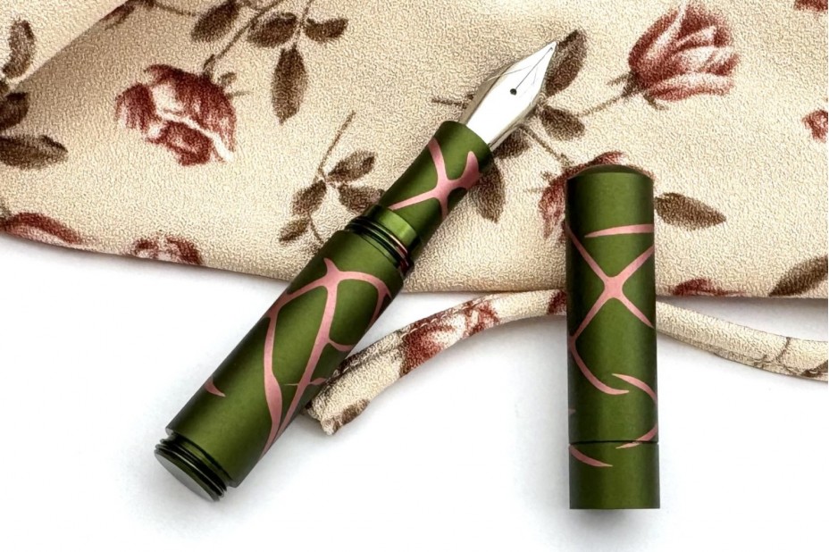 Schon DSGN Anodized Aluminum Green Salmon Splash Pocket Six Fountain Pen